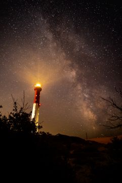 Le phare de la Coubre de nuit qui se dresse devant la Voie Lactée