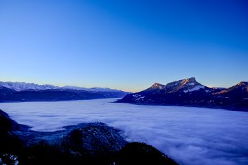 Levé de soleil sur le Mont Granier, la ler de nuages à ses pieds recouvrant la vallée et s'échouant aux pieds des toures de Chignin.